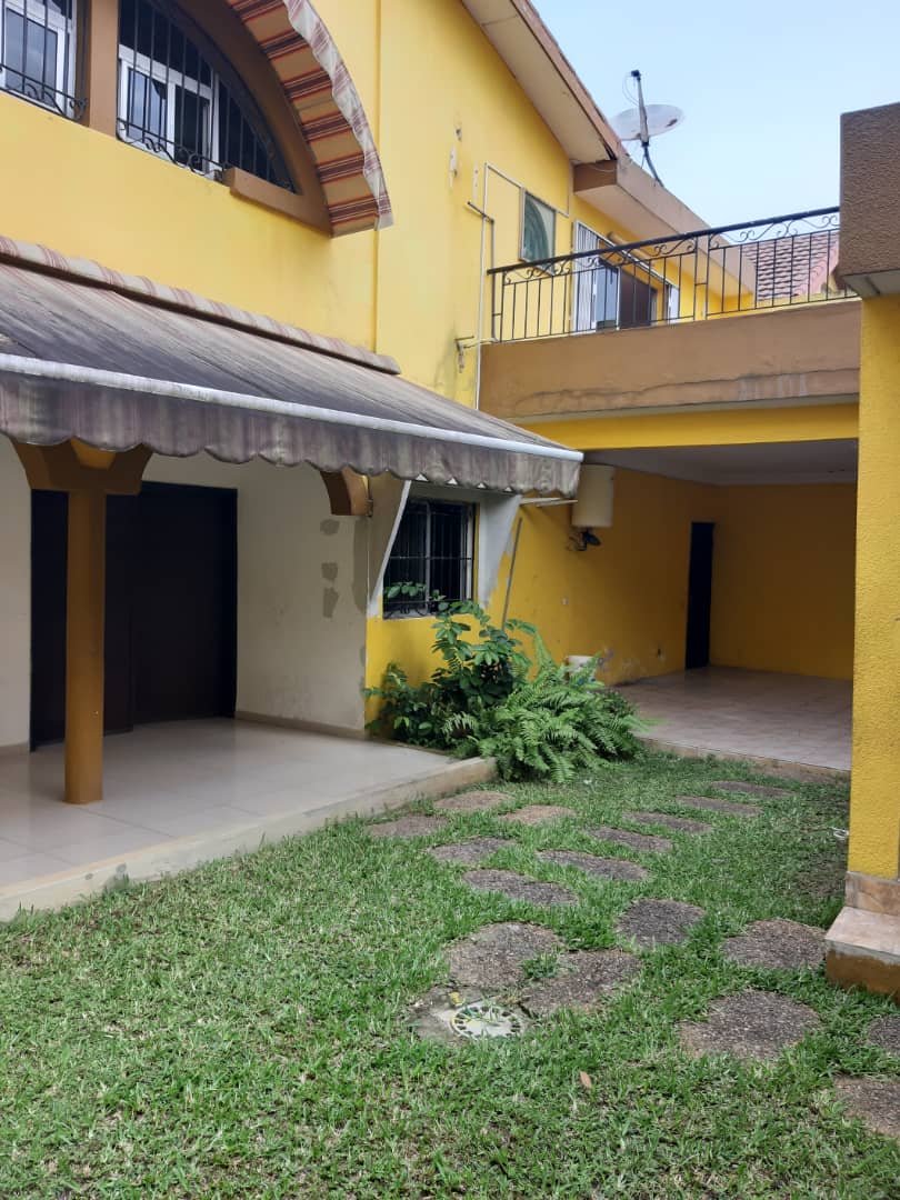 Angré 8ème tranche cité des arcardes 3 : Beau duplex de type 7 pièces, jardin garage à louer Angré 8ème tranche cité des arcardes 3 : Beau duplex de type 7 pièces, jardin garage à louer