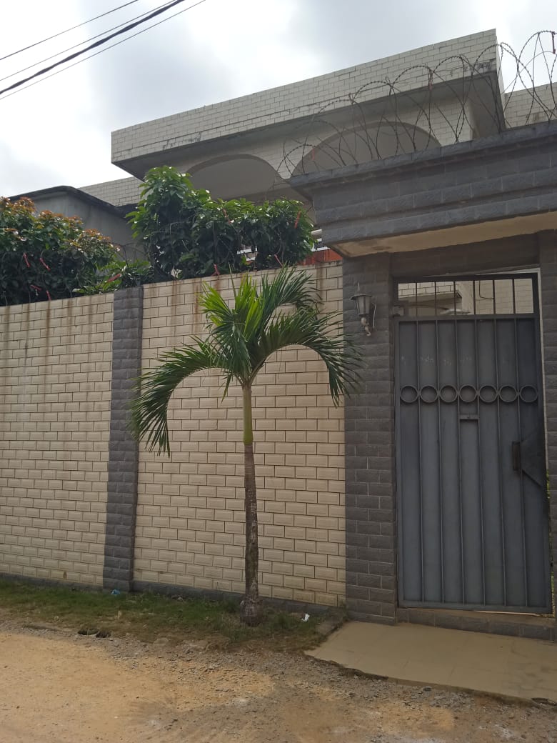 En vente Angré 8ème tranche vers Cnps, duplex 9 pièces, grand jardin, garage En vente Angré 8ème tranche vers Cnps, duplex 9 pièces, grand jardin, garage