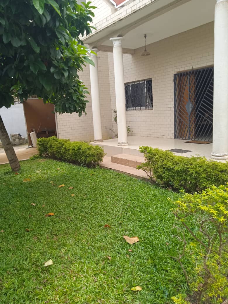 En vente Angré 8ème tranche vers Cnps, duplex 9 pièces, grand jardin, garage En vente Angré 8ème tranche vers Cnps, duplex 9 pièces, grand jardin, garage