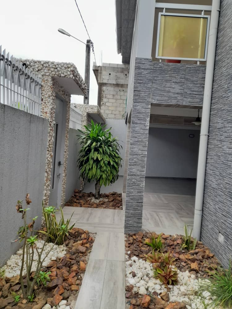 Riviera synaccaci 2 beau duplex de type 6 pièces autonomes, cour avant et arrière, garage Riviera synaccaci 2 beau duplex de type 6 pièces autonomes, cour avant et arrière, garage