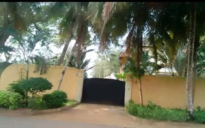 Grand Bassam, villa de type 7 pièces,style coloniale sur 6000m2 vue lagunaire et sur la Mer