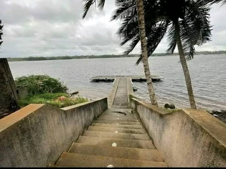 Grand Bassam, villa de type 7 pièces,style coloniale sur 6000m2 vue lagunaire et sur la Mer