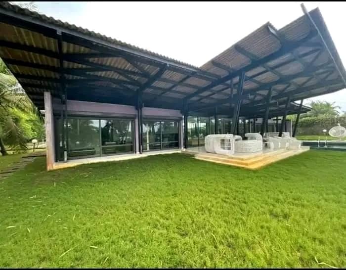 Grand Bassam, villa de type 7 pièces,style coloniale sur 6000m2 vue lagunaire et sur la Mer