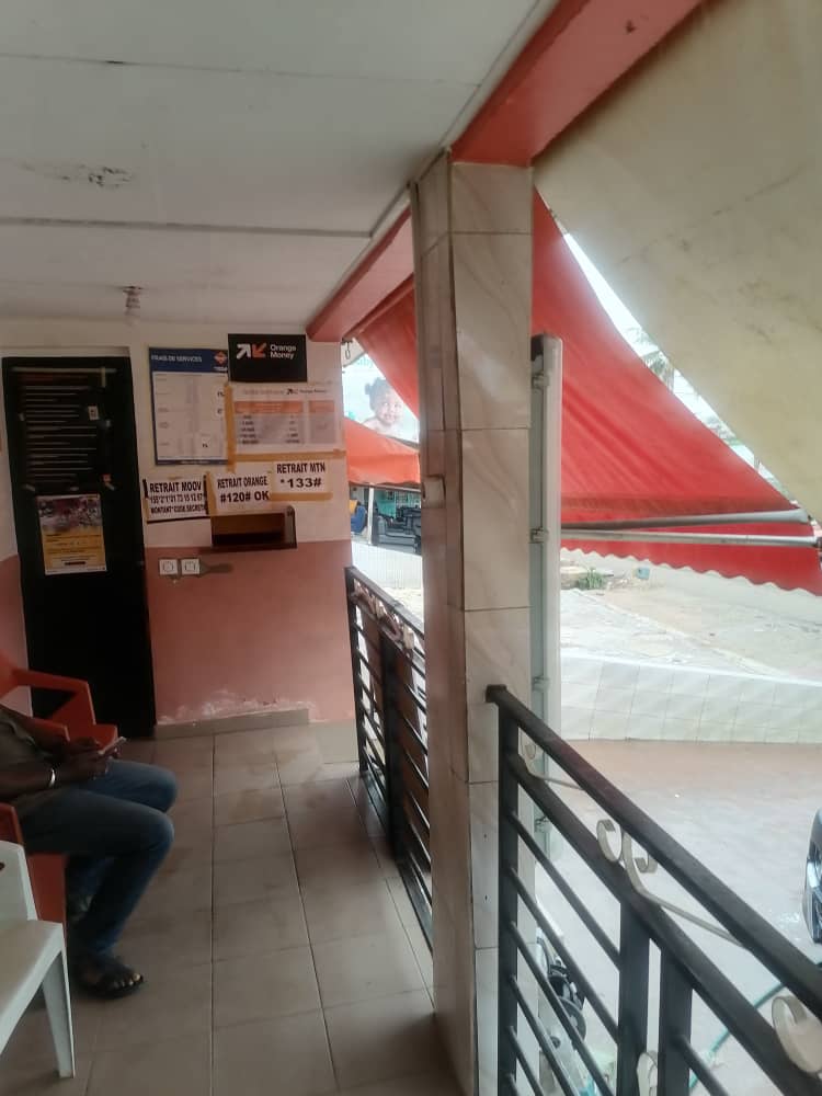 Lavage auto + espace pour orange money en bordure de voie principale bitumée route Dokui-Zoo