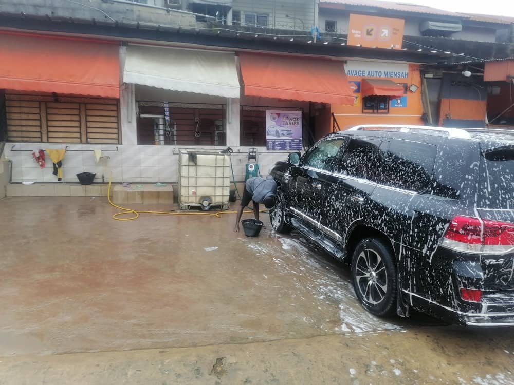 Lavage auto + espace pour orange money en bordure de voie principale bitumée route Dokui-Zoo