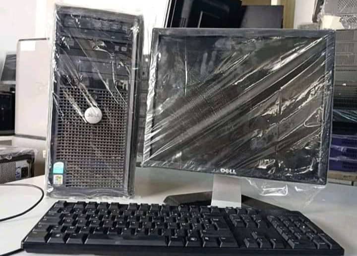 Ordinateur bureau Dual-Core format arrêté et couché avec 2GB RAM et 180GO disque dur