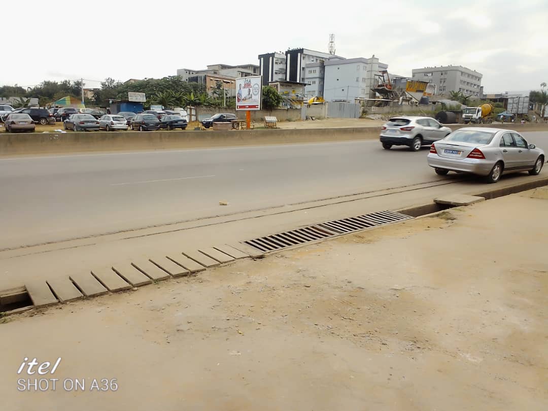 lavage auto à louer cocody Riviéra faya laurier 15 en bordure