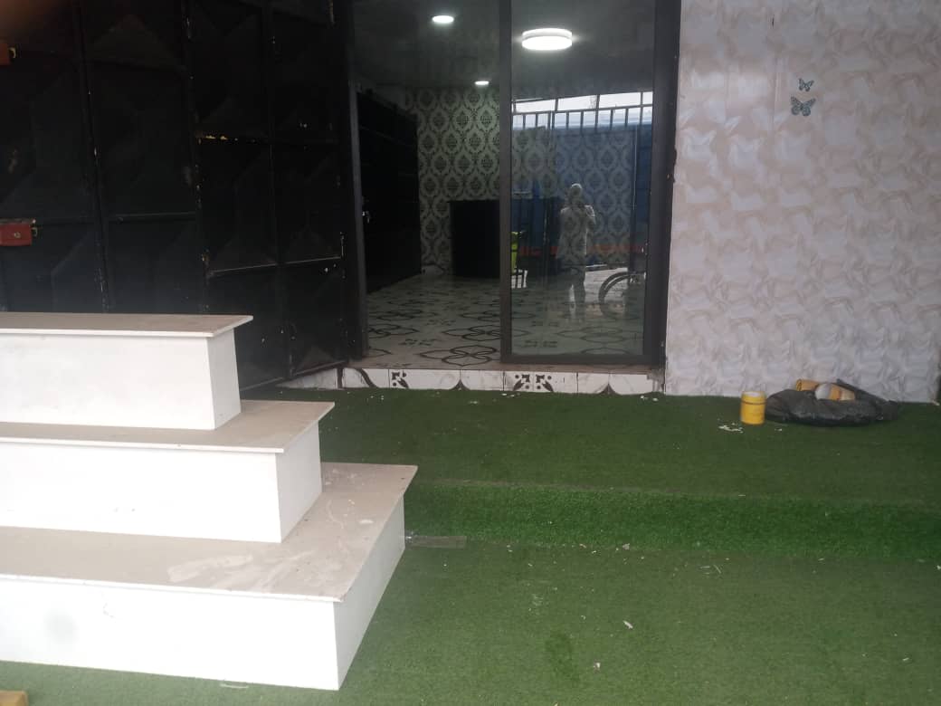 Grand magasin en bordure de voie bitumée à cocody angré 8ème tranche tapis rouge