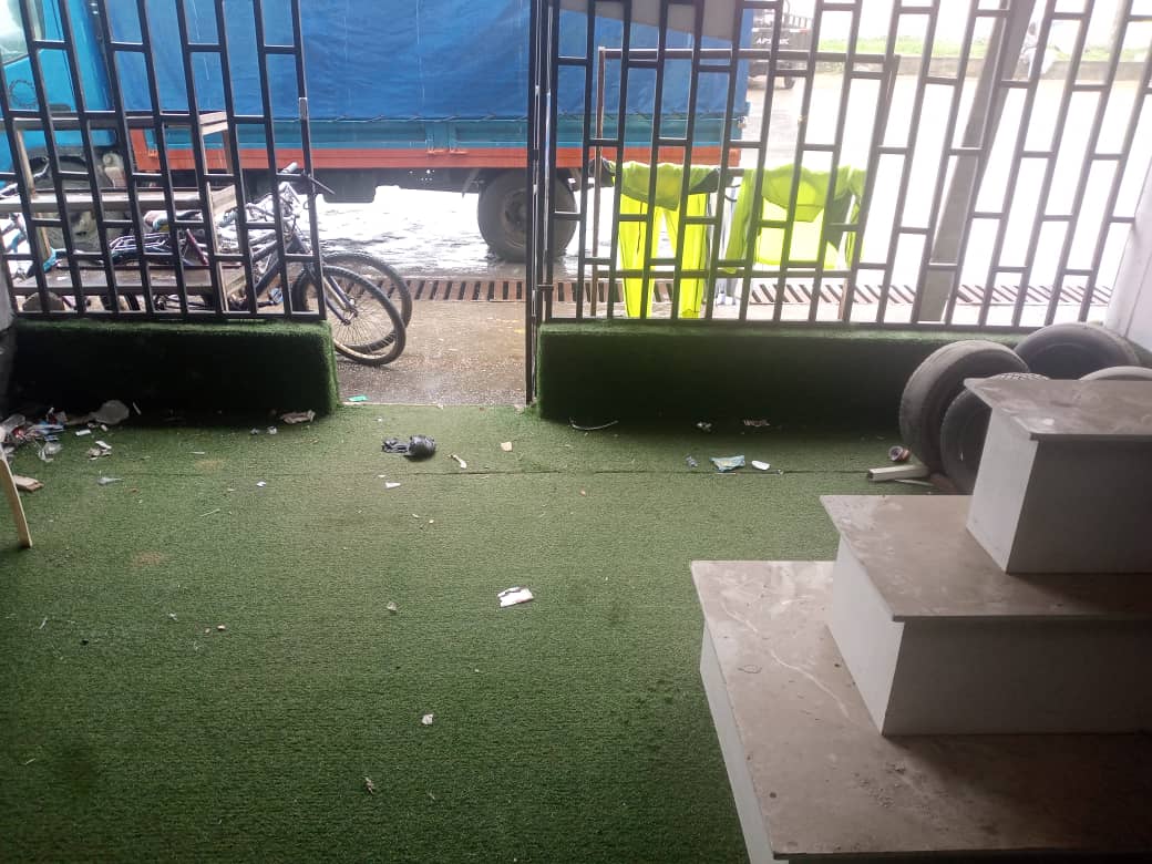 Grand magasin en bordure de voie bitumée à cocody angré 8ème tranche tapis rouge