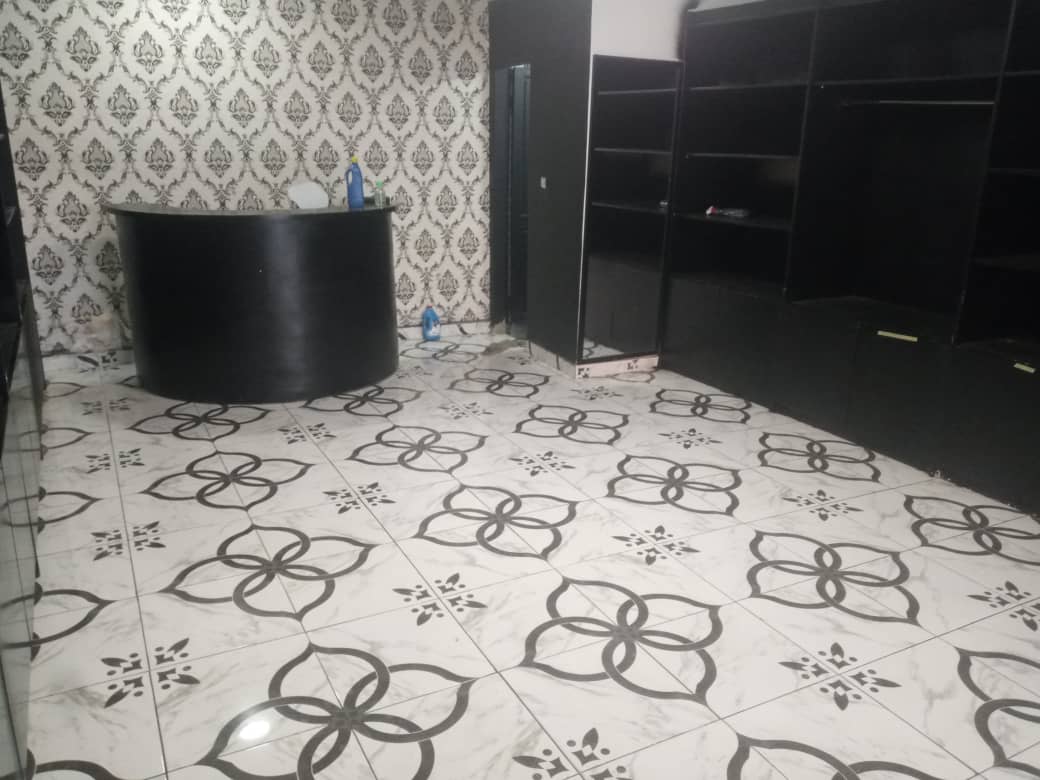 Grand magasin en bordure de voie bitumée à cocody angré 8ème tranche tapis rouge