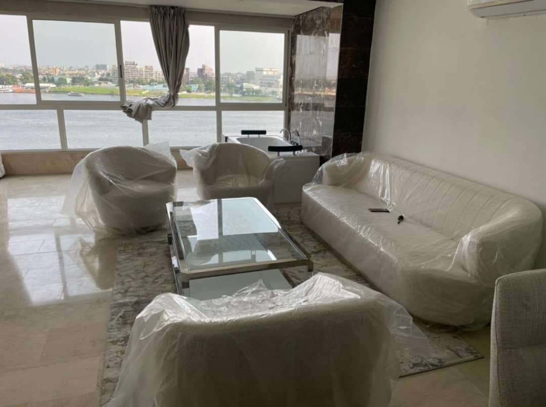 Abidjan plateau : Joli appartement meublé de 3 pièces standing, ascenseur et vue lagunaire Abidjan plateau : Joli appartement meublé de 3 pièces standing, ascenseur et vue lagunaire