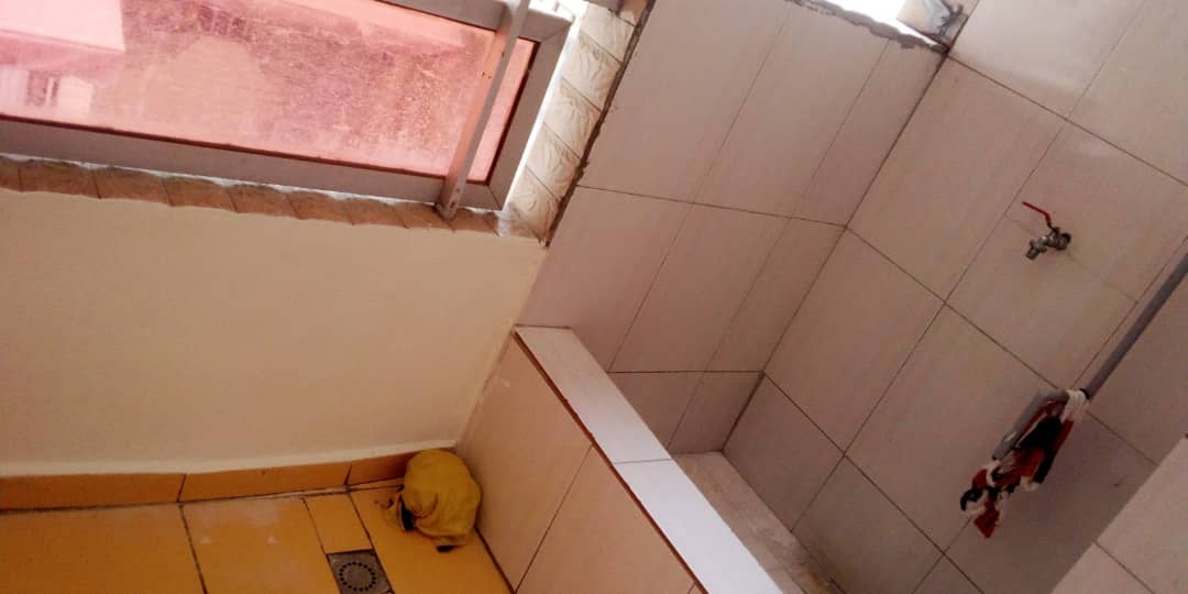 Appartement 3 pièces au 1er étage, 3 dwc à louer 2 plateaux perles sanon Appartement 3 pièces au 1er étage, 3 dwc à louer 2 plateaux perles sanon
