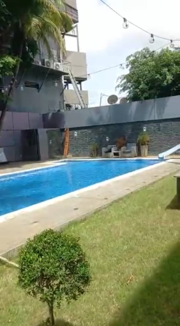joli immeuble R+4 + villa piscine, jardin, parking en vente Marcory zone 4