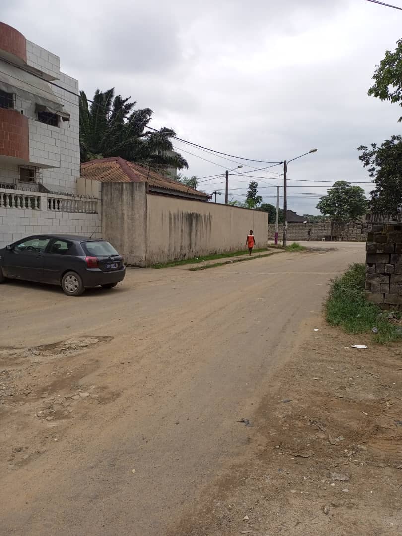 Angré 8ème tranche, immeuble R+1 sur 925m2 en vente