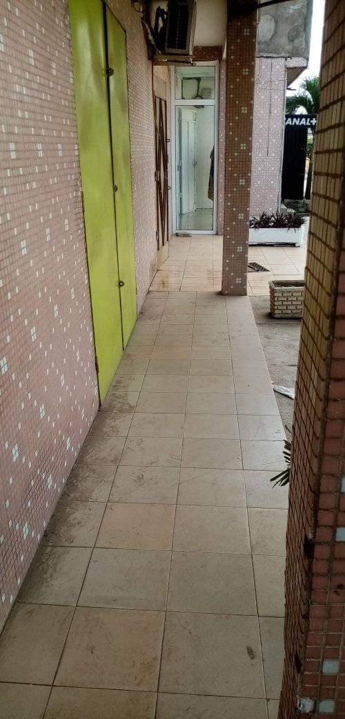 Grand magasin en bordure de voie principale Angré 7ème tranche à louer