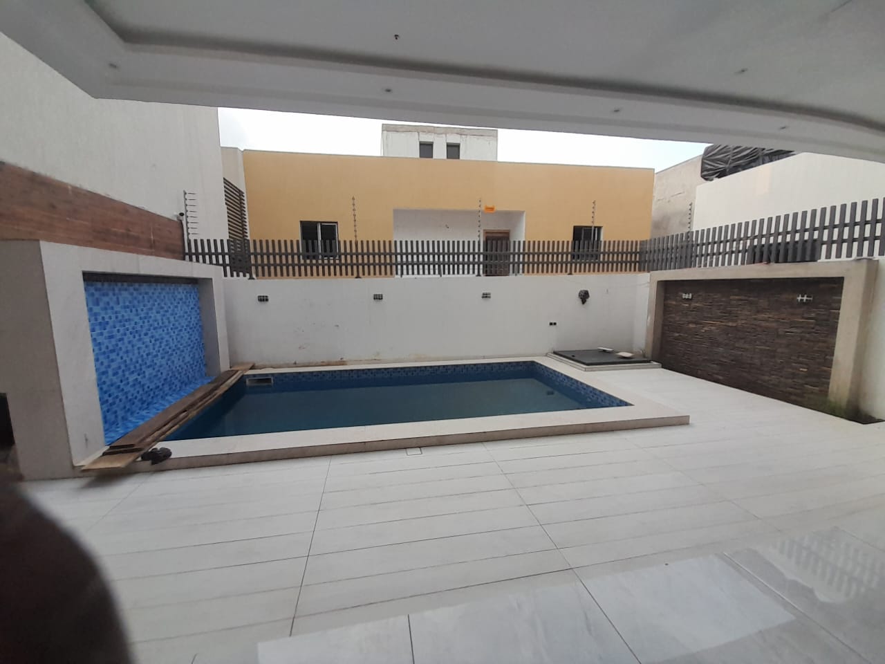 Triplex de type 7 pièces haut standing, piscine, garage en vente Riviera faya dans une cité Triplex de type 7 pièces haut standing, piscine, garage en vente Riviera faya dans une cité