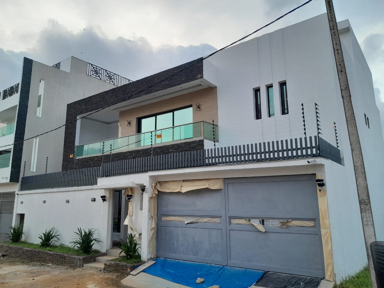 Triplex de type 7 pièces haut standing, piscine, garage en vente Riviera faya dans une cité Triplex de type 7 pièces haut standing, piscine, garage en vente Riviera faya dans une cité