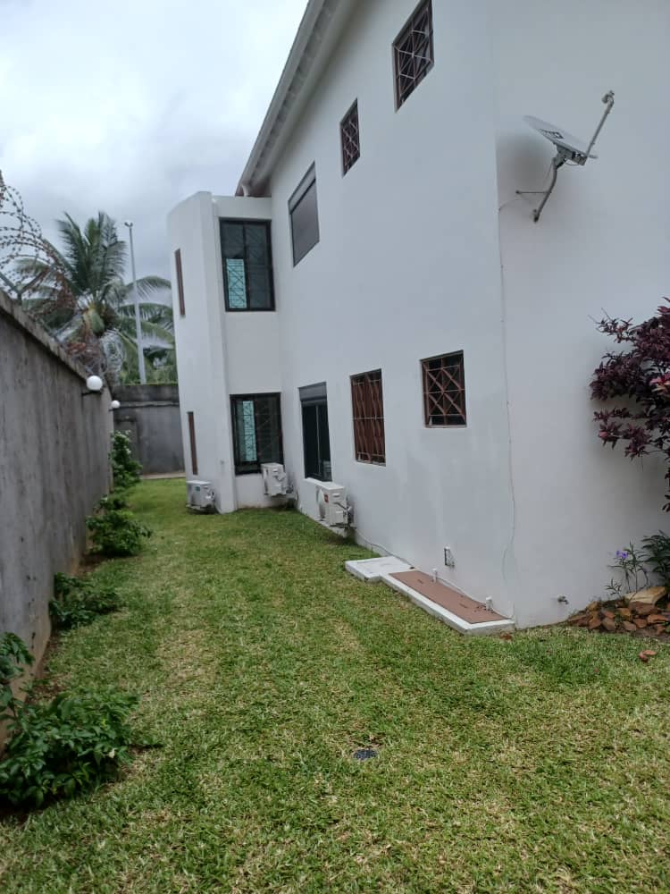 Duplex de type 6 pièces + 2 dép, piscine, jardin, garage à louer cocody