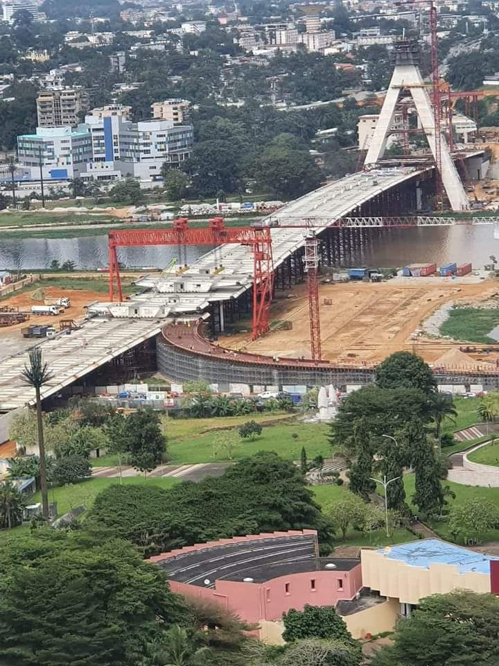 COCODY Danga corniche : Terrain de 2500m2 en bordure en vente