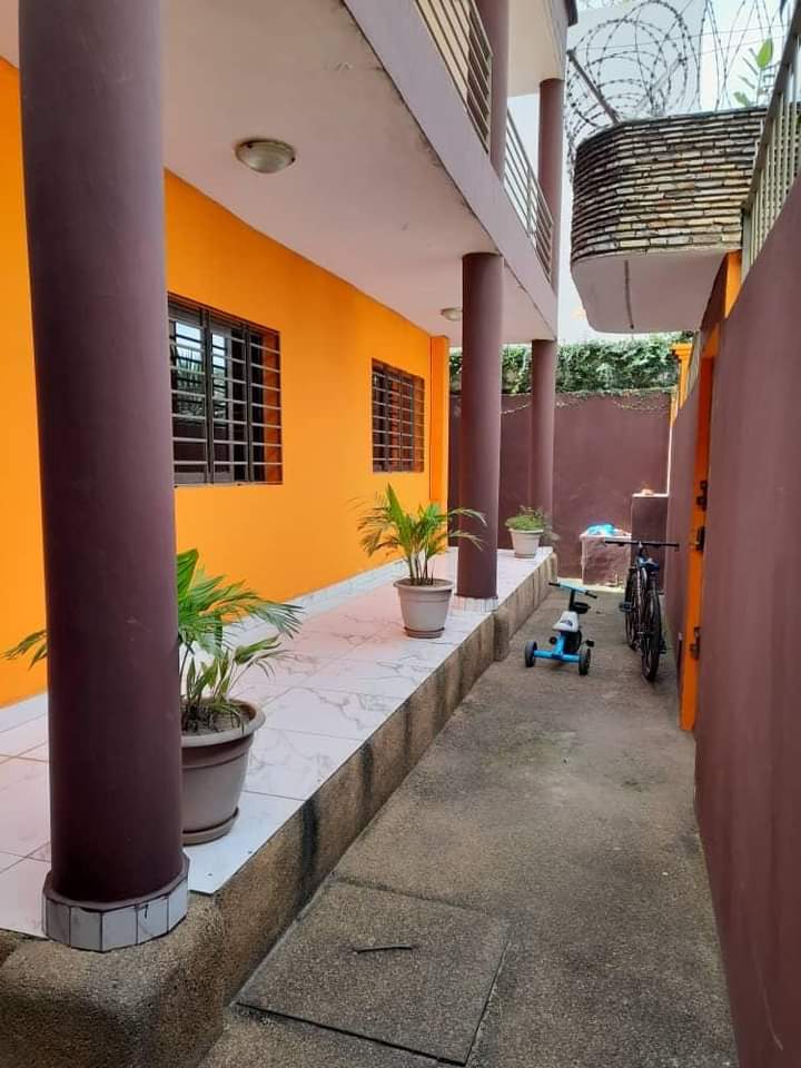 Cité Sipim 4 : Duplex 8 pièces haut standing, grand jardin, garage à louer