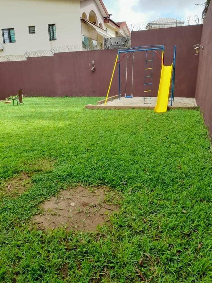 Cité Sipim 4 : Duplex 8 pièces haut standing, grand jardin, garage à louer