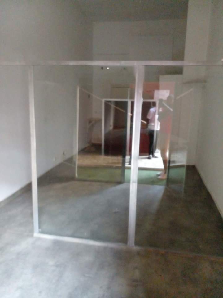 Magasin 160 000 uniquement bureau Angré vers les oscars