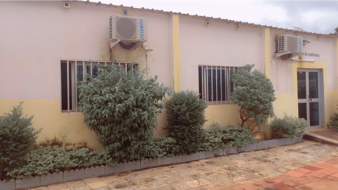 SALLE DE CONFERENCE A TENKODOGO