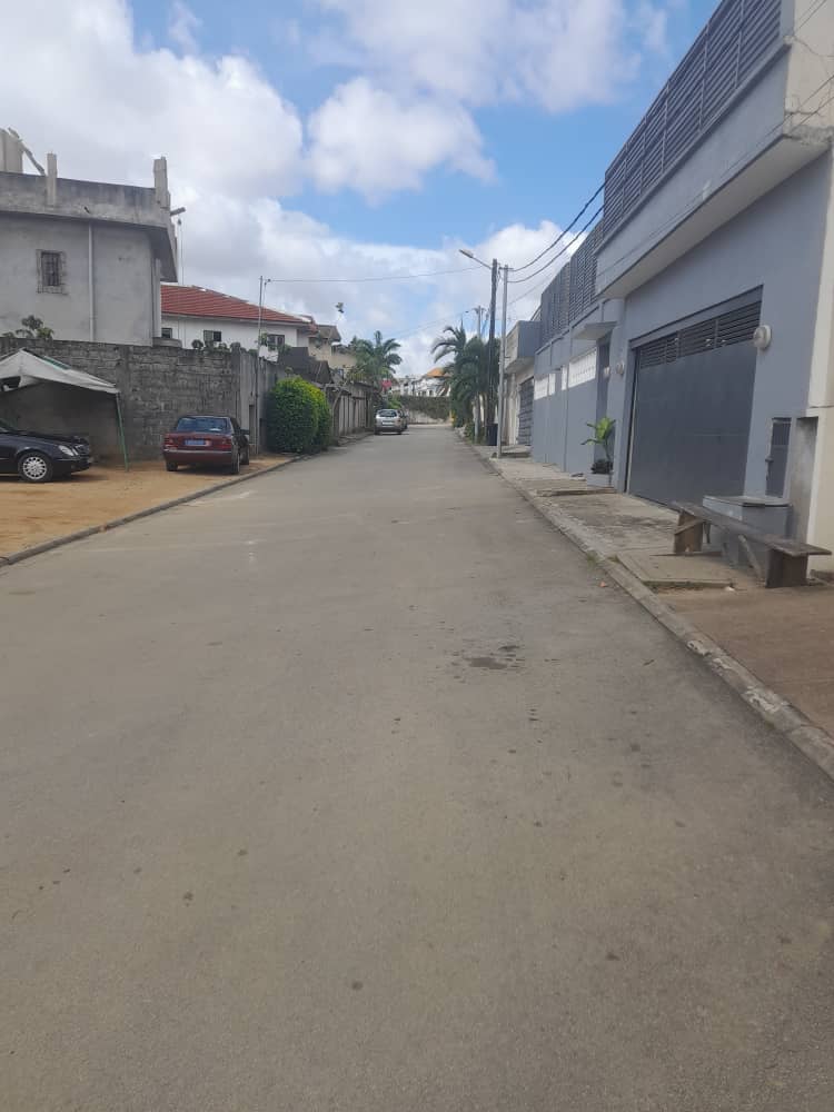 Riviera 4 : En vente joli terrain de 965m2 bien situé pour immeuble ou résidence