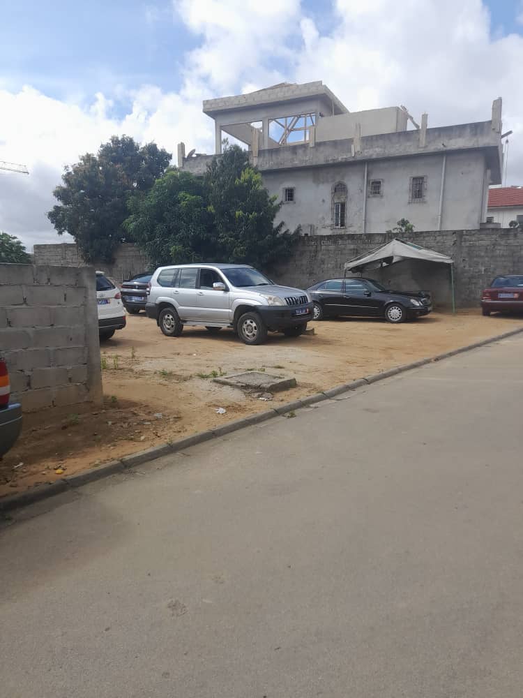 Riviera 4 : En vente joli terrain de 965m2 bien situé pour immeuble ou résidence