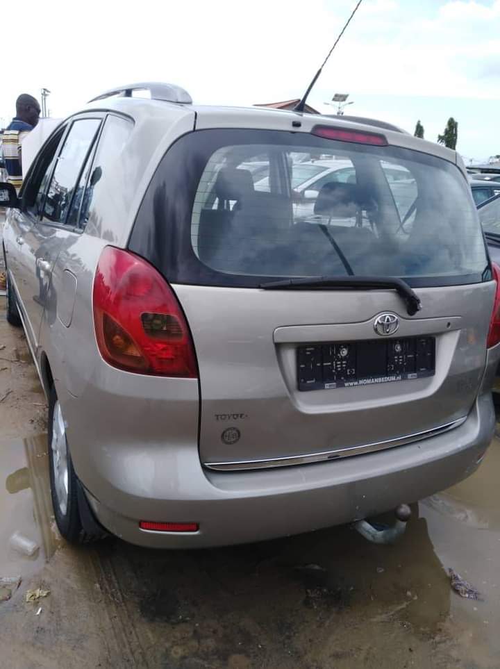 TOYOTA Corolla verso 2003