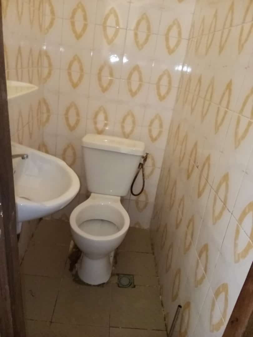 Grand magasin 200 000 et 300 000 à louer cocody angre château et Angré 9ème tranche