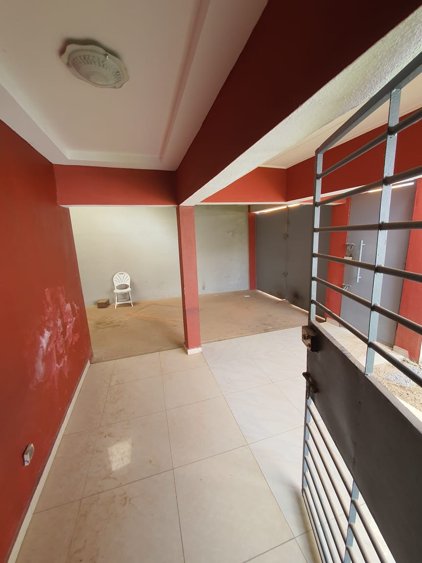 Angré 8ème tranche cité Magnin : Villa basse 4 pièces, jardin, garage en vente