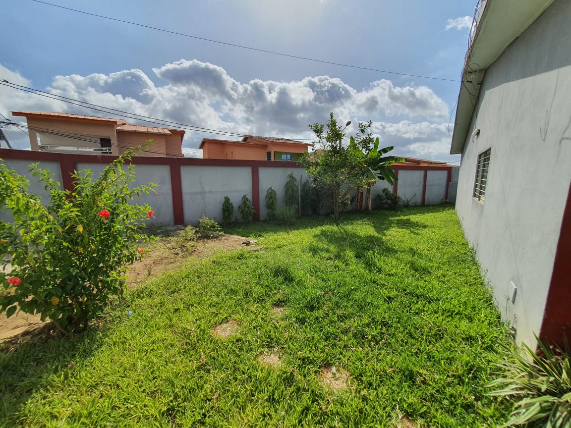 Angré 8ème tranche cité Magnin : Villa basse 4 pièces, jardin, garage en vente