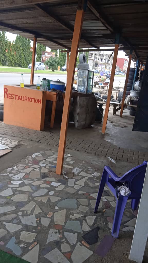 Belle cave complète en bordure, loyer 50 000 à céder Angré 8ème tranche