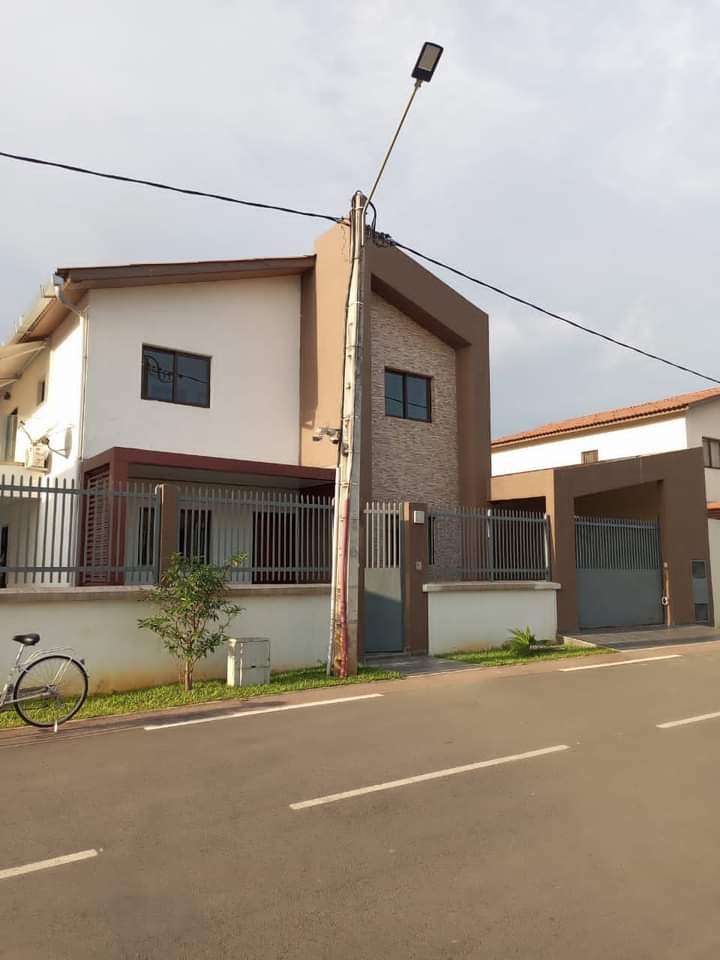 A LOUER VILLA DUPLEX DE 06 PIÈCES A COCODY RIVIERA faya