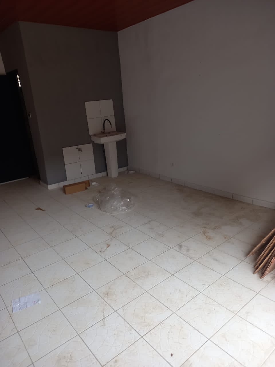 Magasin 150 000 à louer angré 9ème tranche pour toutes activités commerciales