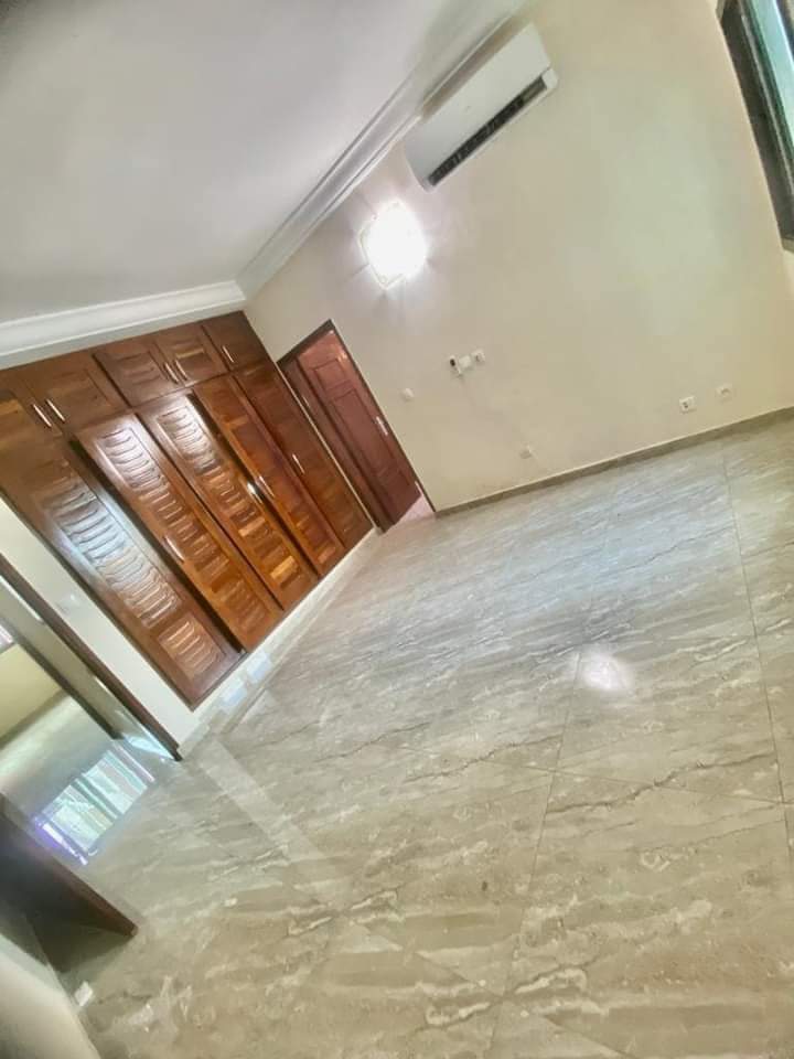 A LOUER APPARTEMENT DE 03 PIÈCES A LA RIVIERA triangle