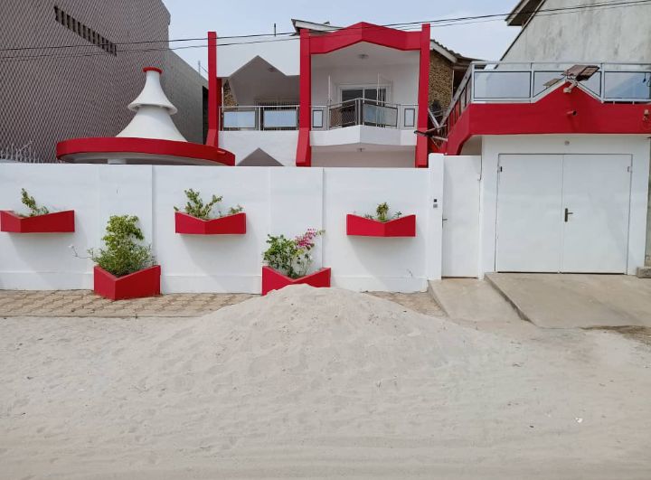 A vendre, villa de 8 pièces, Fidjrossè - Cotonou