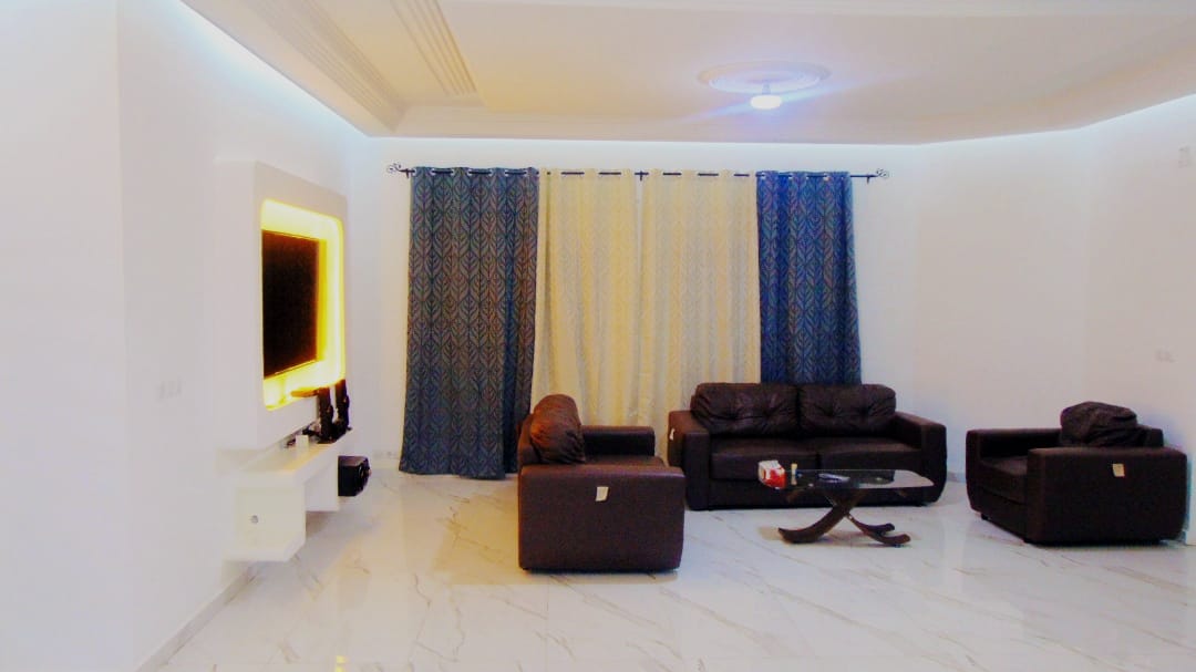 A vendre, villa de 8 pièces, Fidjrossè - Cotonou