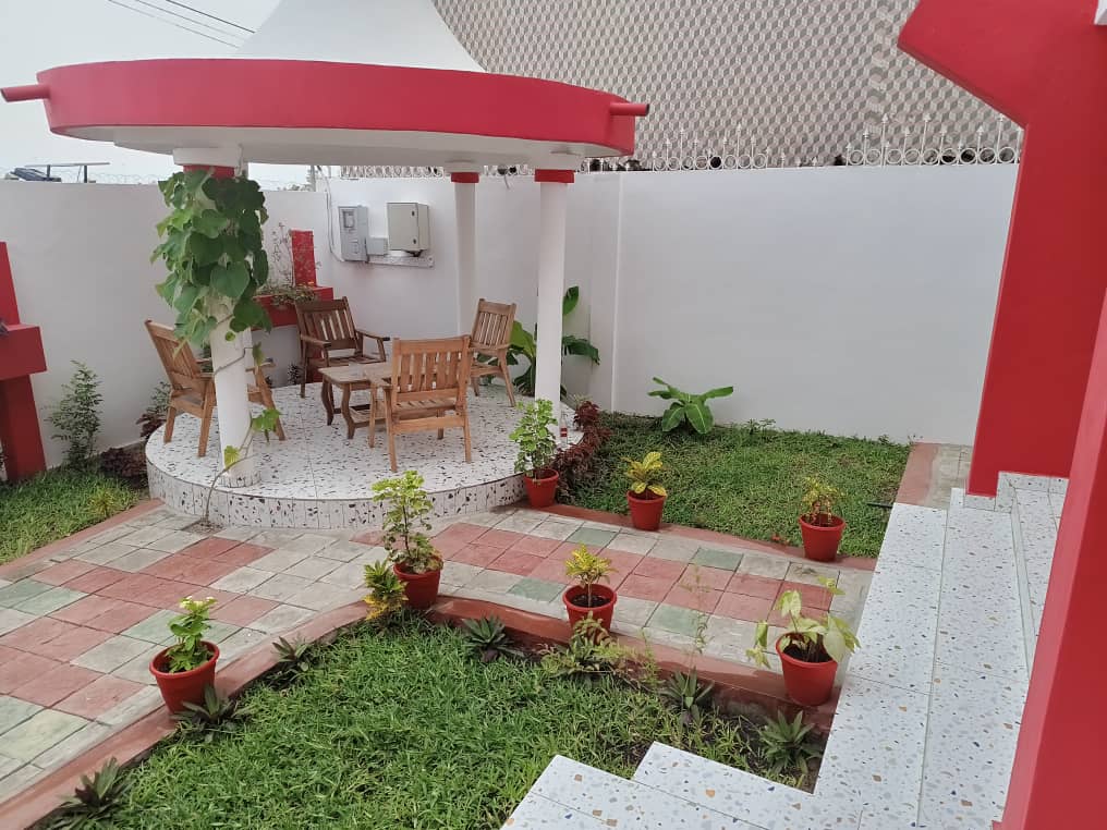 A vendre, villa de 8 pièces, Fidjrossè - Cotonou