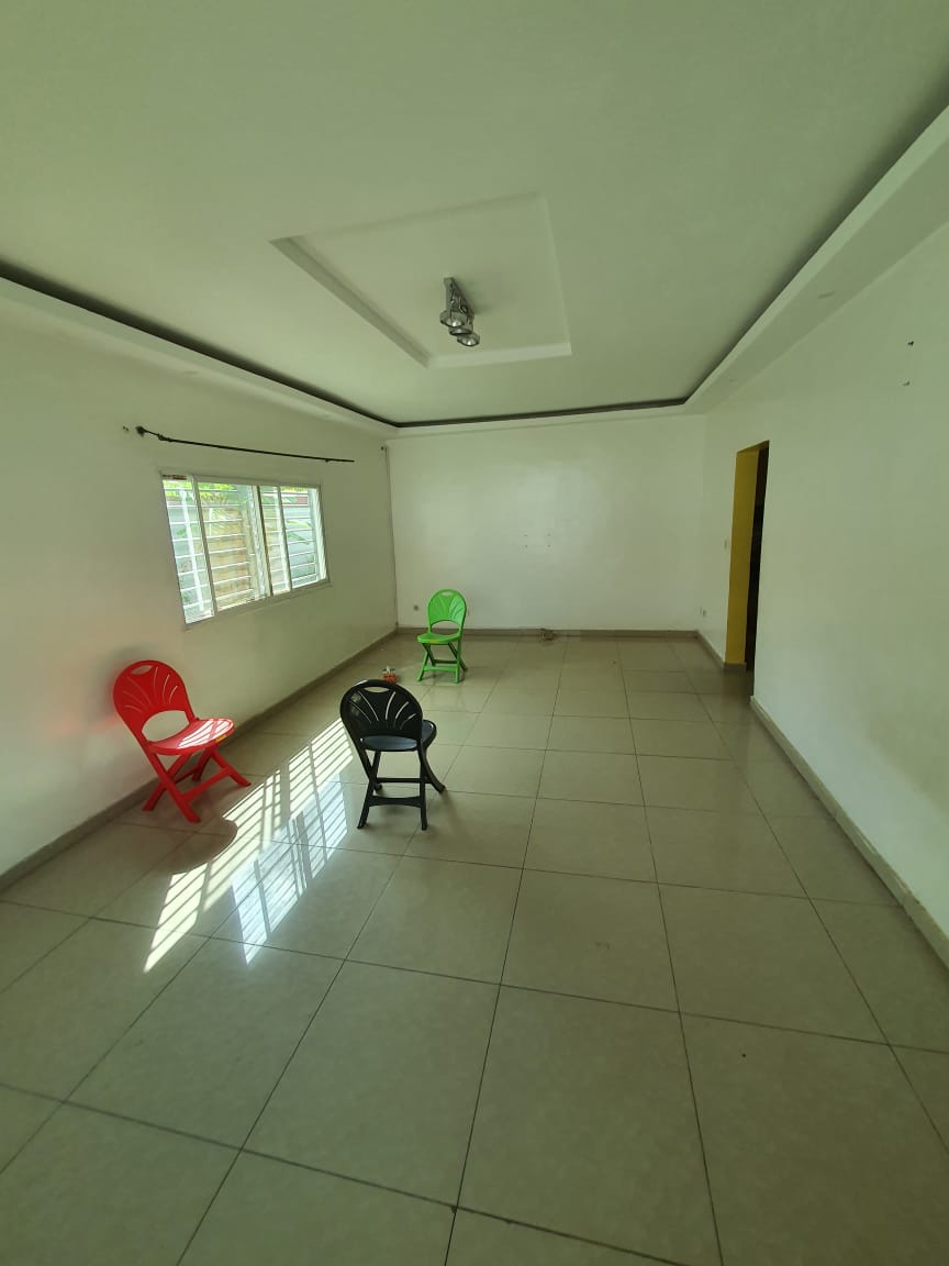 Angré 8ème tranche cité Magnin : belle villa basse de type 4 pièces, grand jardin, cour , garage