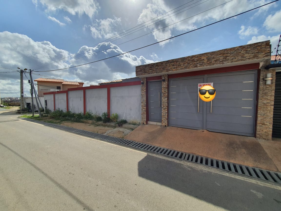 Angré 8ème tranche cité Magnin : belle villa basse de type 4 pièces, grand jardin, cour , garage