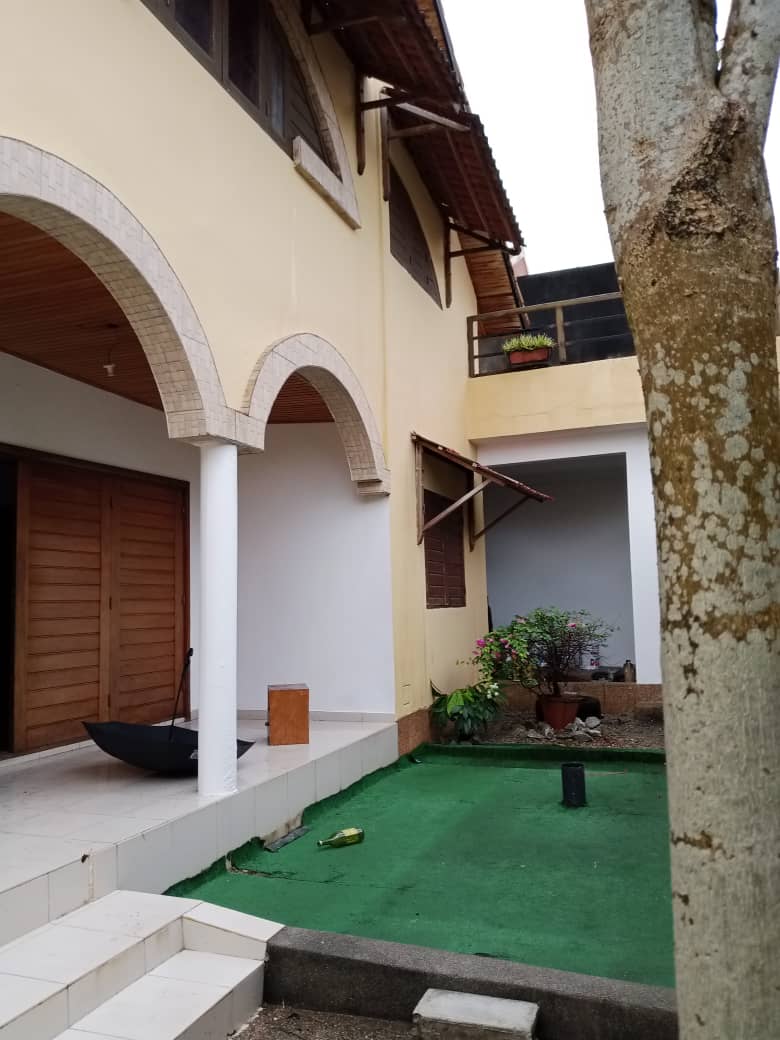 Angré 8ème tranche cité des arcardes : Duplex 5 pièces, jardin, garage à louer