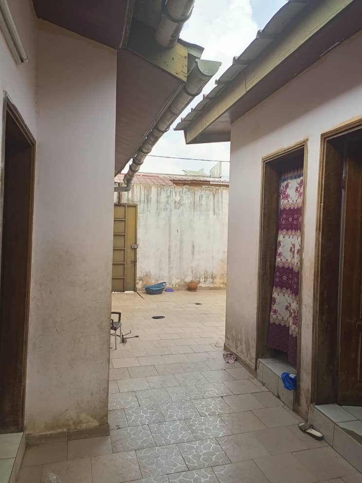 cité militaire : Belle villa basse 4 pièces, cour arrière, grand salon,parking