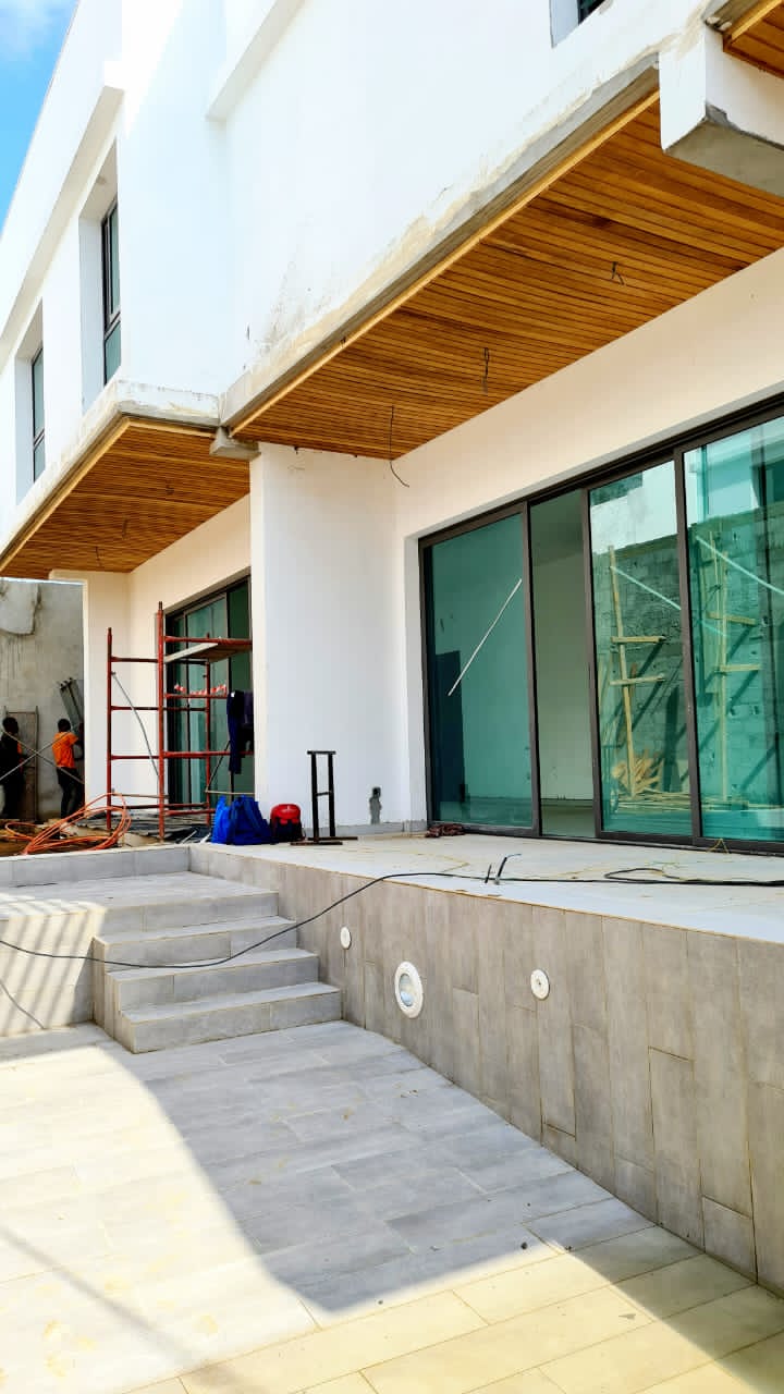 Riviera 4 world city : Duplex 5 pièces, jardin, piscine, garage en vente