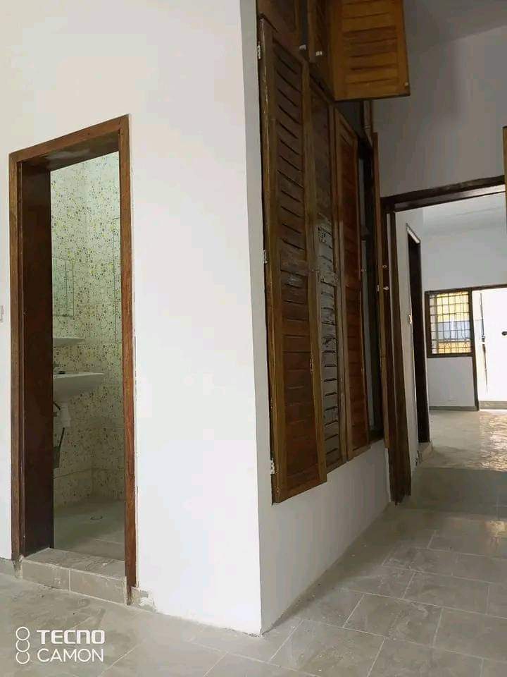 En location studio 100000 a Cocody Riviera Faya route abata