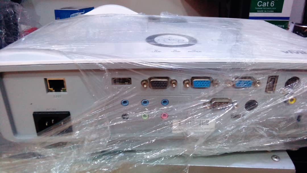 vidéo projecteur de marque EPSILON en vente Au Cameroun chez kje BUSINESS