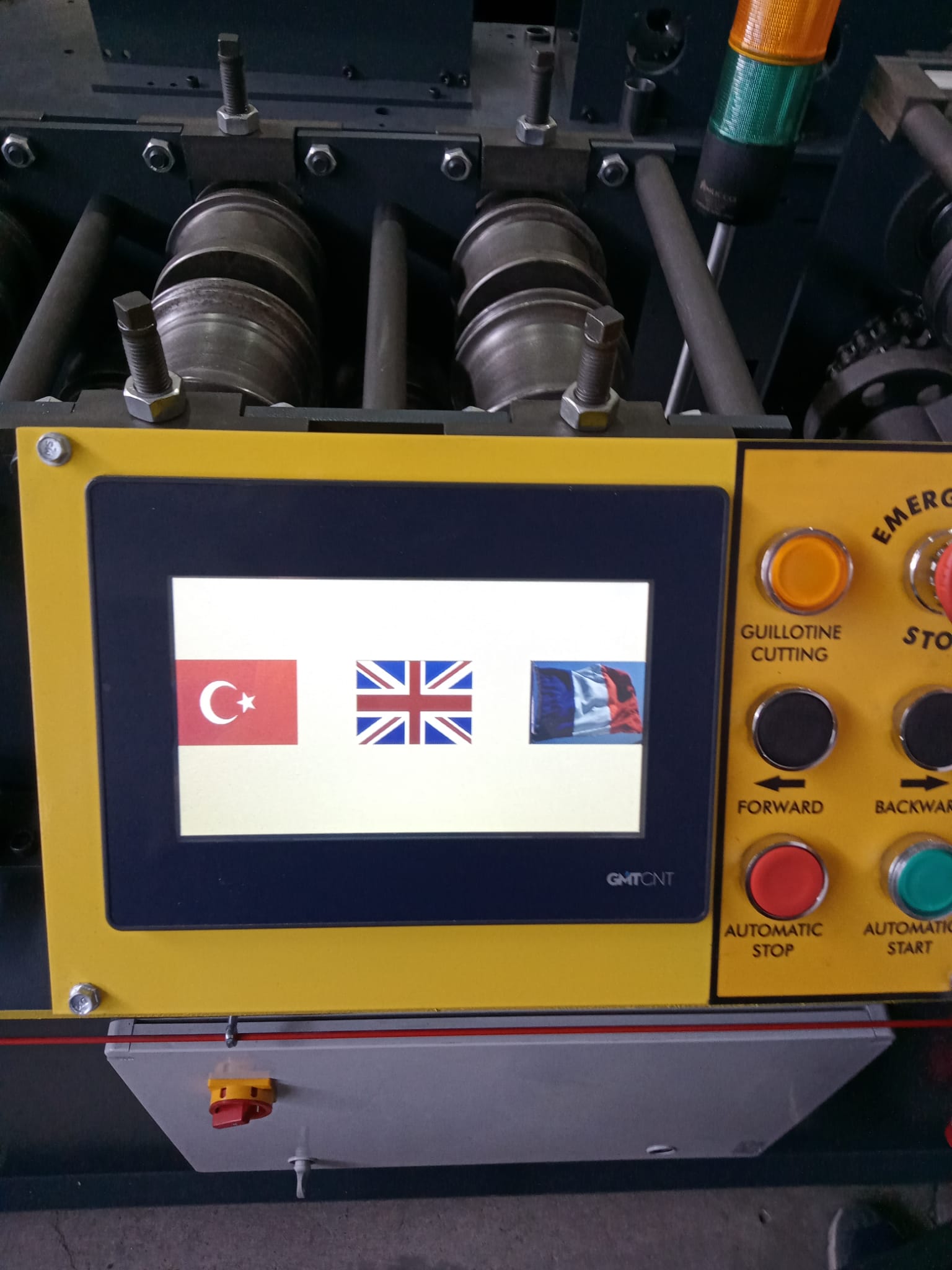 MACHINE PROFILEUSE POUR LAME DE RIDEAU METALLIQUE ,COULISSE, FOURRURE, LAME FINALE ET DIVERS PROFILE