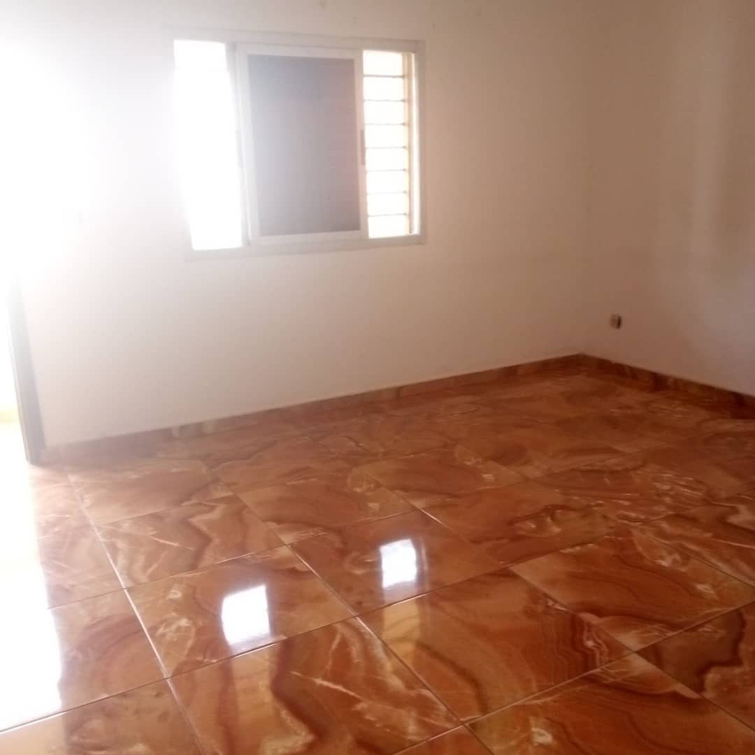 appartement de type 3 pièces Bon standing grand salon a louer