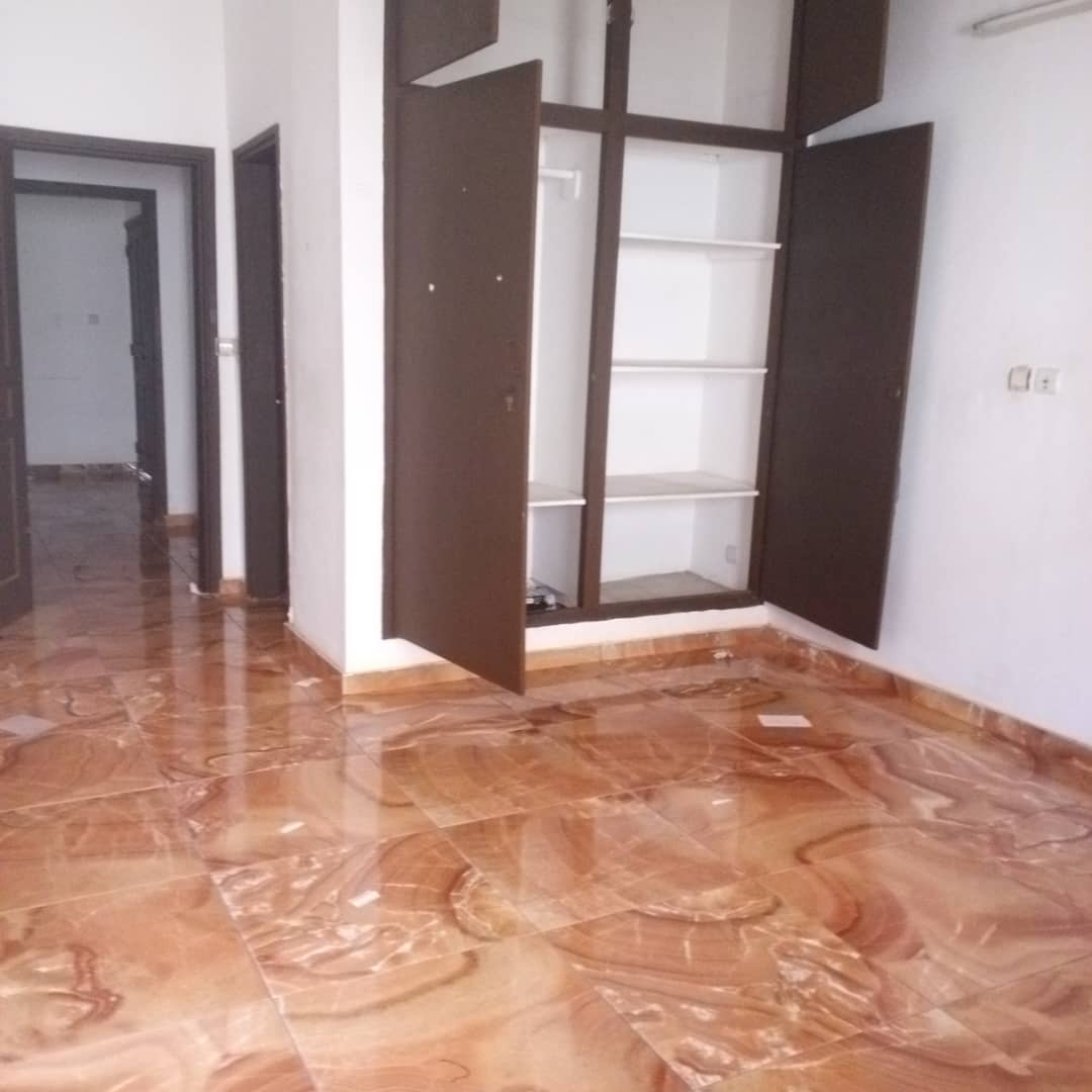 appartement de type 3 pièces Bon standing grand salon a louer